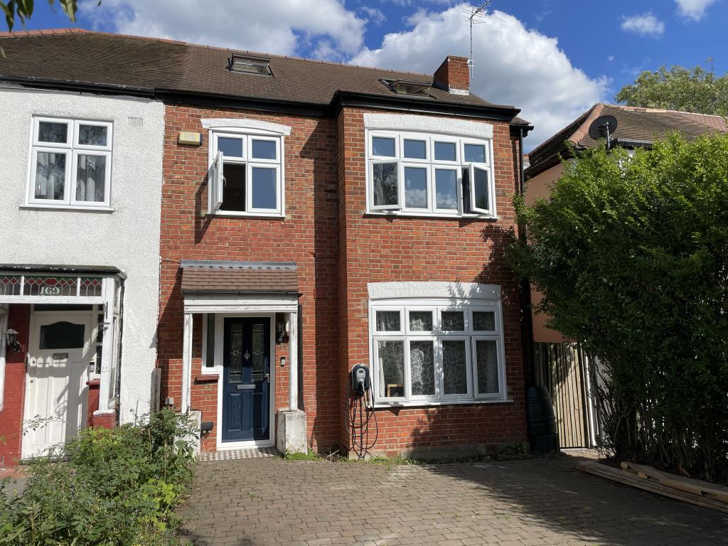 Lot: 76 - SEMI-DETACHED HOUSE FOR IMPROVEMENT - established four bedroom semi-detached house in eltham SE9